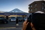 "인증샷 찍으러 가는 건데"…후지산 차단막 세우는 일본, 왜?