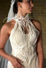 만드는 데 640시간 걸렸다..세계 최초 '3D 프린팅 웨딩드레스'입은 신부