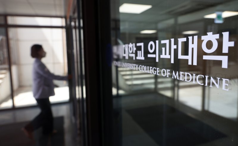 24일 한국대학교육협의회는 2025학년도 대입전형 시행계획 변경 사항을 심의·확정한다. 지난 23일 서울 시내 한 의과대학에서 관계자가 이동하고 있는 모습. &#x2F;사진&#x3D;뉴시스