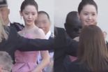 윤아, 칸영화제서 '인종차별' 당했나…경호원 팔에 주춤