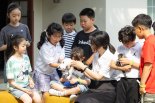 어린이들 만난 김건희 여사 "유기견 보호도 생태계 보호 방법"