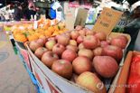 "사과 너무 비싸다"…흉기 들고 폭행…경찰 수사에 보복 협박도