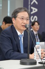 "위성산업 성장 지원·소통 이어갈 것" 윤영빈 우주청장, 기업인들 만나