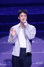 BTS 진, ‘슈퍼참치’ 무대 최초 공개..잠실 수놓은 아미