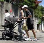 "송중기, 270만원 유모차 끌며 산책"…중국 온라인서 '후끈'