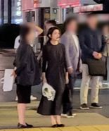 김건희 여사, 국화 들고 한밤중 시청역 참사 현장 추모