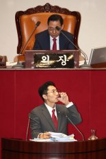 밤샘 필리버스터에도 멈추지 않는 정쟁..."탄핵 교두보" VS "위헌 공부하라"