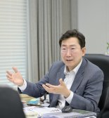 "강원형 반도체 생태계 구축… 삼성 같은 대기업 유치할것"[로컬 포커스 자치단체장을 만나다]