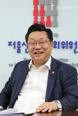 주형환 "육휴급여 月250만원도 적다"