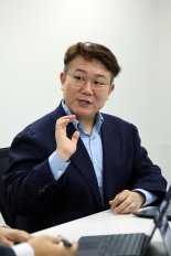 "인간을 뛰어넘는 AI, 두려움보다 '도구' 관점서 활용해야"[AI월드 2024 특별대담]