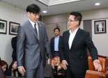 "조국 가족, 검찰에게 집단 학살"..박지원 "사면 빠를수록 좋다"