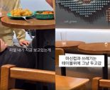 스타벅스에 '떡볶이·튀김' 그릇째 가져와 '먹방'..알고보니 "먹어도 된다?"