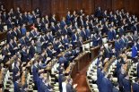 힘 잃는 日 아베파, 100명→53명