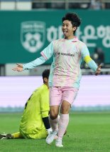 하나銀 자선축구대회에 뜬 '히어로'