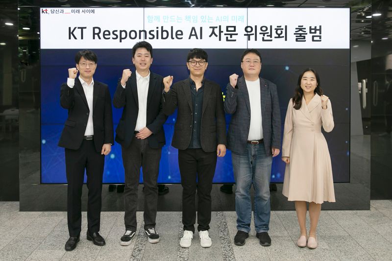 KT AI2X Lab AI기술협력담당 박완진 상무, 셀렉트스타 황민영 부대표, 고려대학교 장정선 교수, KAIST 최재식 교수, KT Responsible AI Center 배순민 센터장(왼쪽부터)이 지난 22일 KT우면연구센터에서 진행된 Responsible AI 자문 위원회 출범식에서 기념사진을 찍고 있다. KT 제공