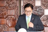 “형님, 도와주세요” 우원식이 ‘연두색 넥타이’에 담은 마음