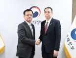 "우리 경제시스템 굳건"…최 부총리, 주한일본 대사 면담서 강조