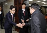 무릎 꿇은 김태호 "맞잡은 대통령 손 놓을 때"