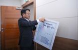 '尹 담화에 실망한 강기정 광주광역시장'...집무실에 걸린 '국정지표' 액자 철거