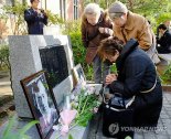 윤동주 시인 '日 모교' 도시샤대서 명예박사 수여..."지켜주지 못해"