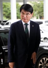'보좌관 성추행' 박완주 전 의원, 1심서 징역 1년·법정구속
