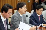 원내대책회의 발언하는 권성동