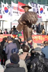 "박정희 동상 불침번 서라고?"‥홍준표 요구에 대구시 공무원 뿔났다