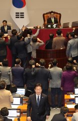 초유의 대통령 권한대행 탄핵…與 "무정부상태 유도하는 국정테러" 격앙