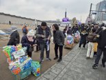 "어제 응원봉 팔다 오늘은 태극기… 사람 많은 쪽이 내 일터"