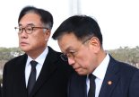 정진석 “대통령실 대표로서 내려놓는다”..崔 “사표수리 계획 없다”