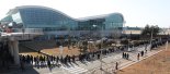 해돋이 대신 무안으로… 전국서 온 추모객, 공항 에워쌌다