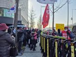[르포]"집에 가세요" VS "세상 똑바로 봐라" 긴장감 도는 대통령 관저