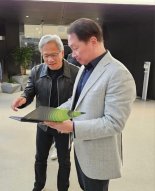 'HBM 동맹' 최태원·젠슨 황 8개월만 투샷 나올까...SK그룹, 토탈 AI 솔루션 기업 진화 [CES 2025]