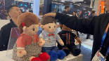 [영상] "인형뽑기인줄?" 로봇청소기 장애물 피하기 넘어 물건도 옮긴다 [CES 2025]