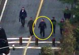 도피설 나온 날, 관저서 포착된 '尹 추정 남성'..."체형·걸음걸이 똑같아"