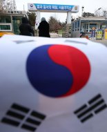 입 닫은 尹… 공수처 수사·체포 적법성 놓고 법적다툼 [윤대통령 이틀째 수사]