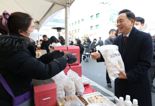 "10% 할인" 강남구 직거래장터 성황… 설 명절 특산물 인기