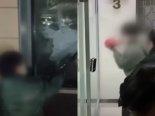 '서부지법 사태' 소화기 휘두른 녹색점퍼남 체포..."기자 아냐"