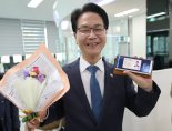 심덕섭 고창군수, 모바일 주민등록증 '1호 발급'