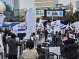 [탄핵집회] 인천 부평역 광장 700여명 “탄핵 반대, 대통령 석방”