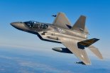 공군총장, KF-21 시험비행 첫 탑승 "차원 다른 K-방산의 명품 전투기"