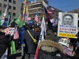 "불법탄핵 멈춰라" "대통령 석방하라"…법원·헌재 오가며 바빠진 尹지지자들