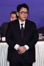 "블랙슈트에 날렵한 턱선".. 방시혁, 홀쭉해진 비주얼로 공식 석상