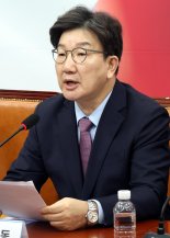 권성동 "이재명 중도보수? 기회주의자의 사기 행각에 불과"