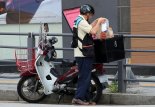 "늦었잖아, 갖다 치워 XXX야"..호텔 복도서 난동 부린 '알몸 男', 처벌도 못한다?