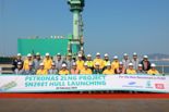 "축구장 2.5배 크기"...삼성중공업, 말레이시아에 FLNG 진수
