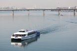 "6월부터 배 타고 출근하세요"… 한강버스 여의도 도착