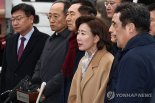 與 의원 76명 "탄핵절차 하자"… 헌재에 탄원서 제출