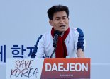 "尹, 억울하게 갇혔지만 하늘이 감동" 전한길, 서울구치소 앞에서 윤 대통령 응원