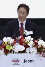 美 마이크론, TSMC 전 회장 영입…HBM4 역량 강화하고 SK하이닉스 추격